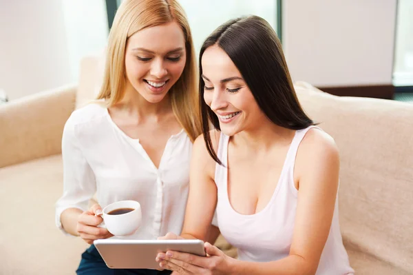 Vrouwen kijken naar de digitale tablet — Stockfoto