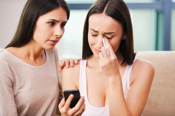 Mulher deprimida segurando telefone celular — Fotografia de Stock