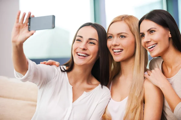 Selfie çeken kadınlar. — Stok fotoğraf