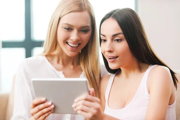 Mulheres olhando para tablet digital — Fotografia de Stock