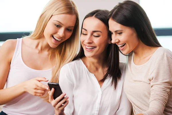 Women looking at mobile phone — Stock Photo, Image