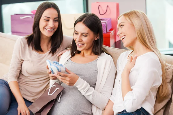 Pregnant woman holding baby booties — Stock Photo, Image