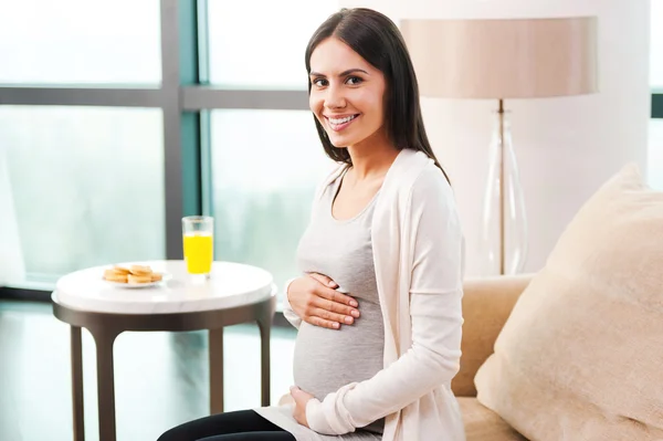 Jonge zwangere vrouw — Stockfoto