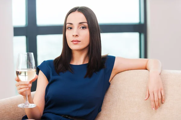 Mujer sosteniendo copa con vino — Foto de Stock