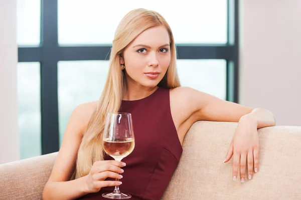 Vrouw bedrijf glas met wijn — Stockfoto