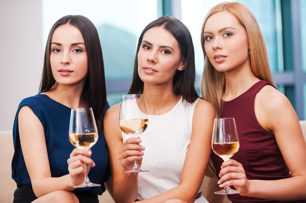 Mujeres sosteniendo vasos con vino — Foto de Stock