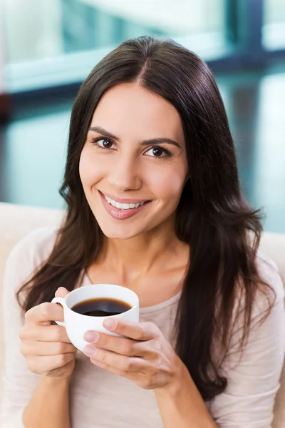 Femme tenant tasse avec café — Photo