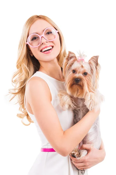 Mulher loira carregando Yorkshire terrier — Fotografia de Stock