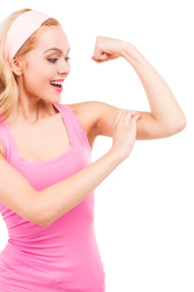 Mulher tocando seu bíceps — Fotografia de Stock
