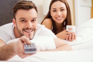 adam tutarak uzaktan kumanda
