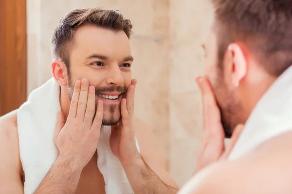 Man in front of mirror — Stock Photo, Image