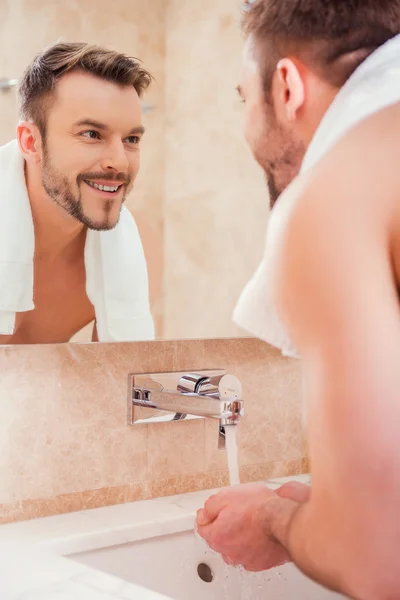 Hombre lavándose las manos en el baño — Foto de Stock