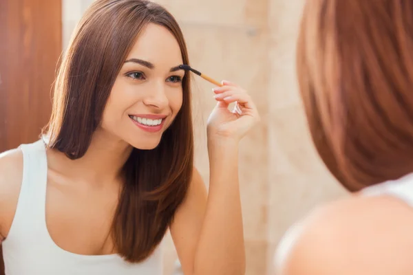Vrouw doen make-up — Stockfoto