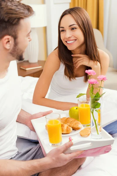 Man surprising wife with breakfast — Stock Photo, Image