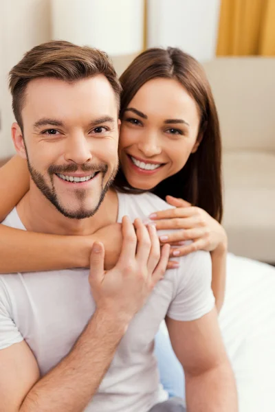 Casal ligação uns com os outros — Fotografia de Stock