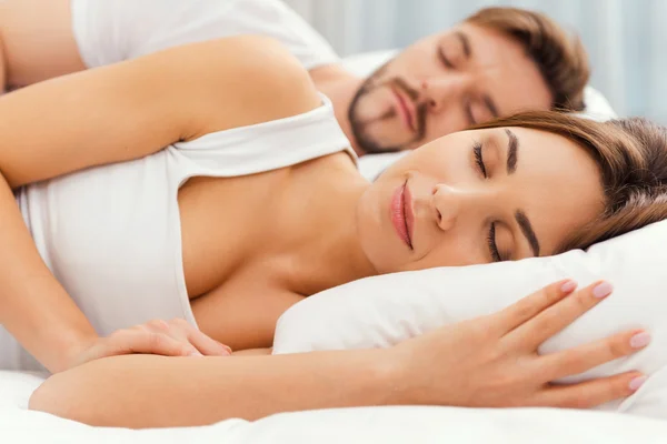 Verliefde paar slapen in bed — Stockfoto