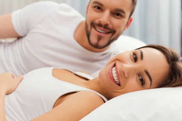Verliefde paar liggend in bed — Stockfoto