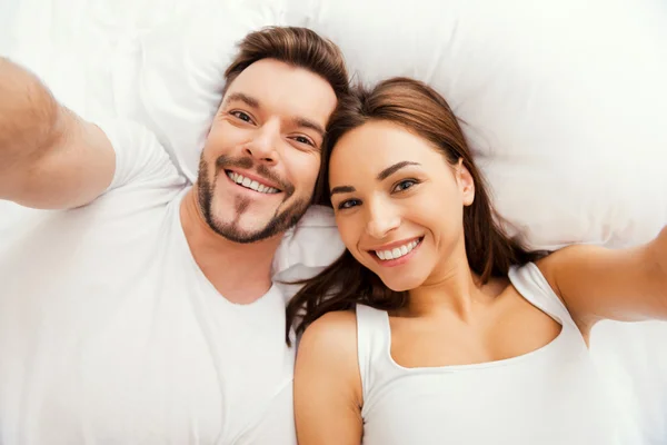 ベッドで横になっている愛するカップル — ストック写真