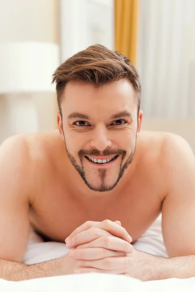 Hombre sin camisa acostado en la cama — Foto de Stock