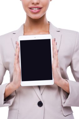 Dijital tablet tutan kadın