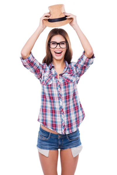 Mujer sosteniendo sombrero sobre la cabeza —  Fotos de Stock