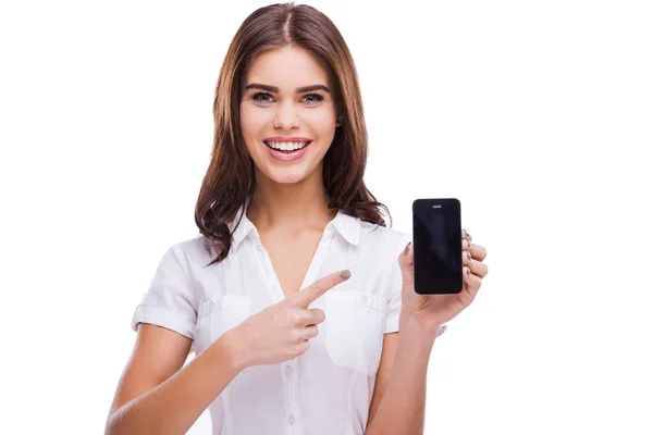 Kvinne som holder mobiltelefon – stockfoto