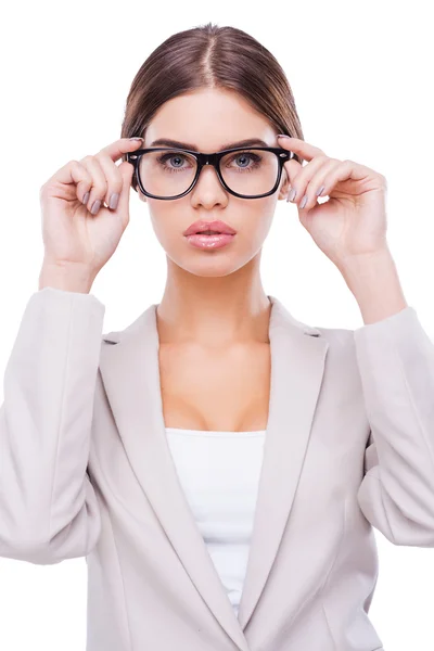 Affärskvinna justerar sina glasögon — Stockfoto