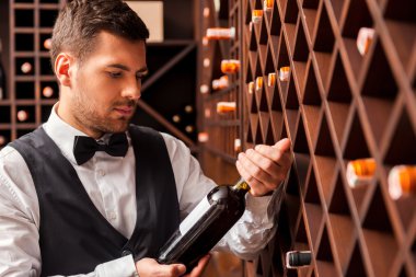 Sommelier Şarap inceleyerek şişe