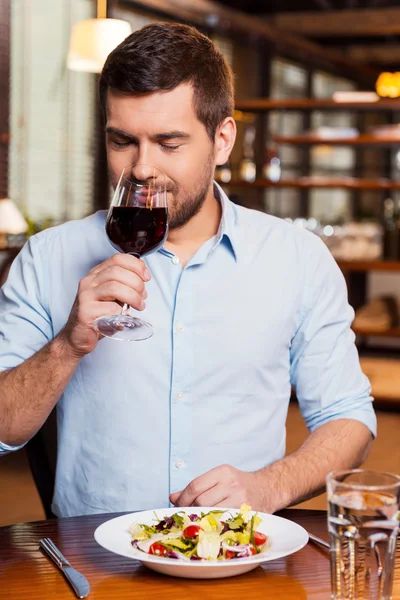 Man hålla glas med rött vin — Stockfoto