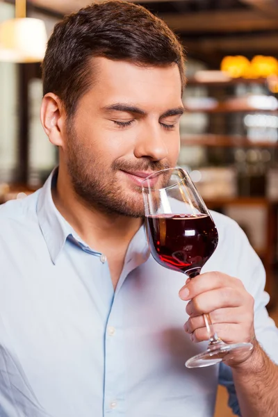 Man hålla glas med rött vin — Stockfoto