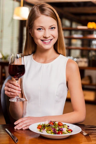 Женщина тост с вином — стоковое фото