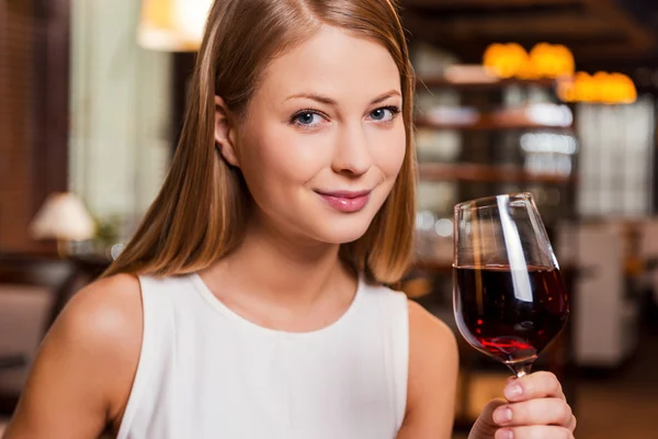 Mujer sosteniendo copa con vino — Foto de Stock