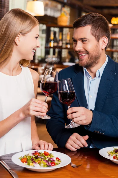 Любимая пара, пьющая вино — стоковое фото
