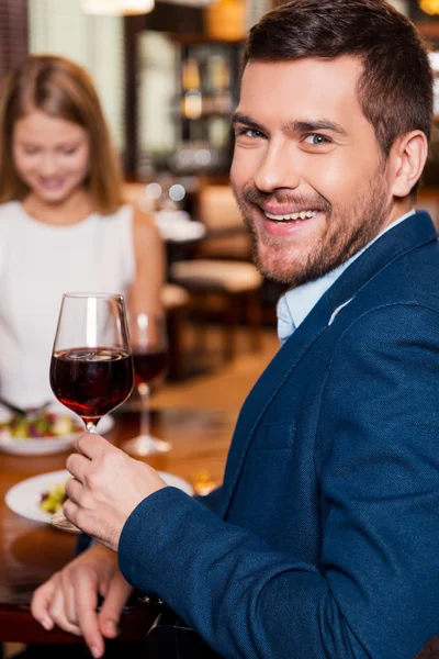 Человек держит бокал с вином — стоковое фото
