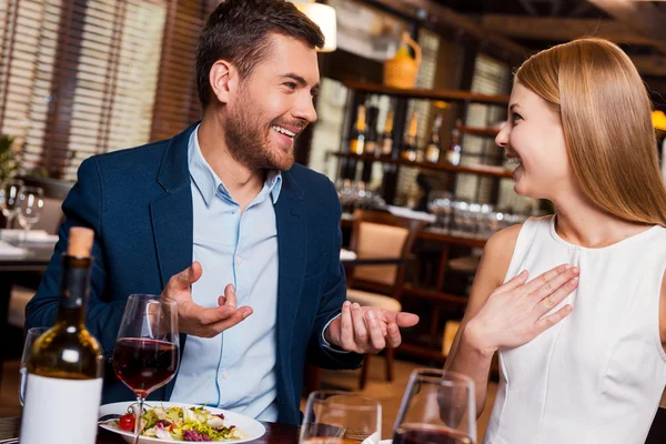 Coppia che si gode la cena al ristorante — Foto Stock