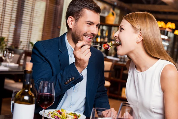 Casal desfrutando de jantar no restaurante — Fotografia de Stock