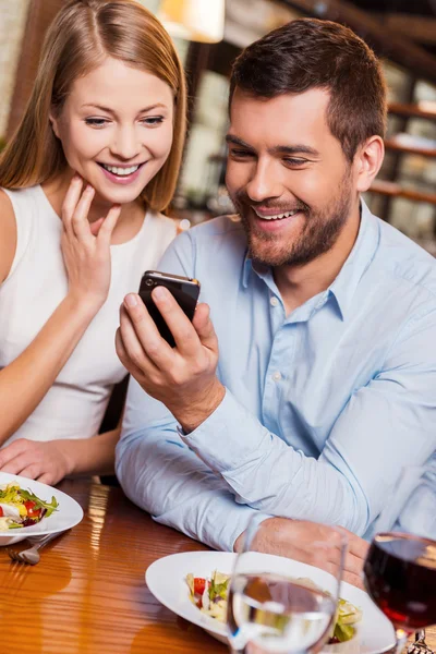 Par njuter av tiden i restaurang — Stockfoto