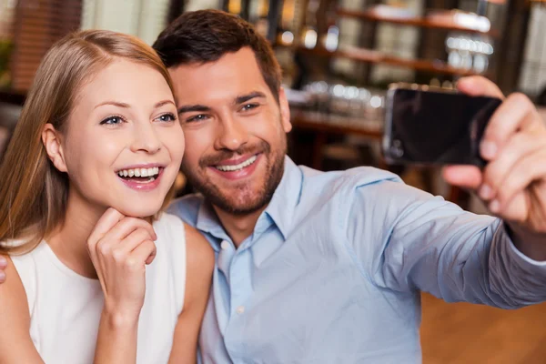 Par att göra selfie i restaurang — Stockfoto