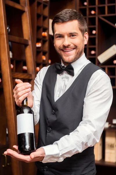 Sommelier visar vin flaska — Stockfoto