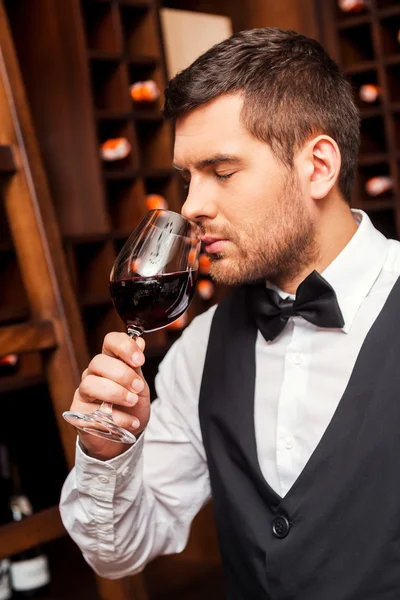 Sommelier testet Wein — Stockfoto