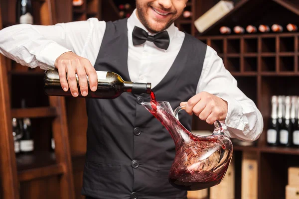 Sommelier derramando vinho tinto — Fotografia de Stock