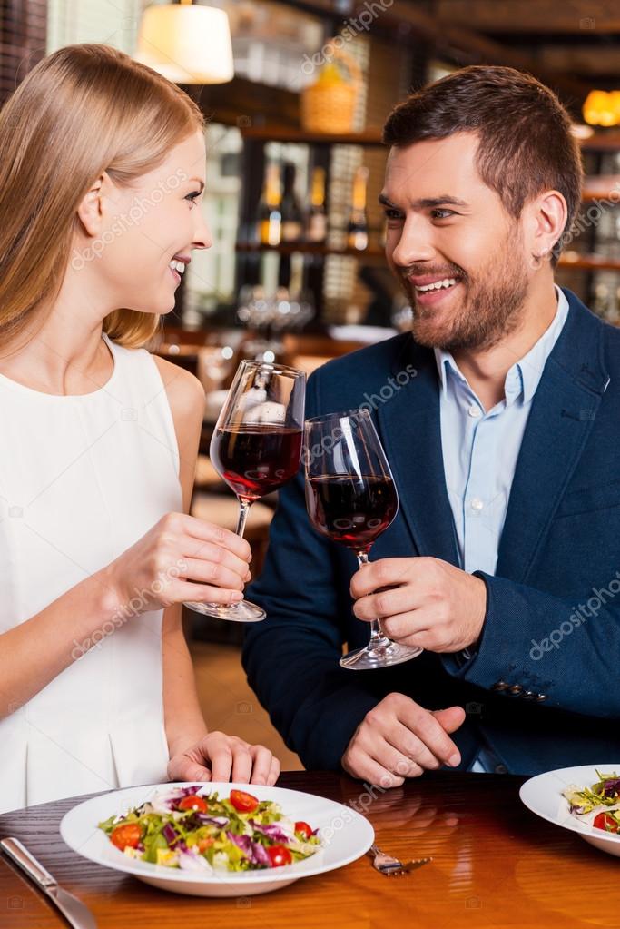 Amorosa pareja brindando con vino — Foto de stock © gstockstudio #63946269