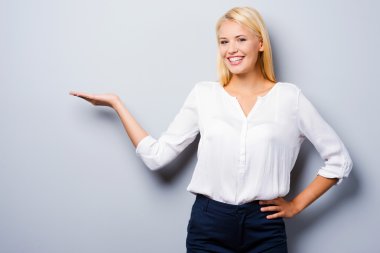 kopya yer tutan genç bir kadın