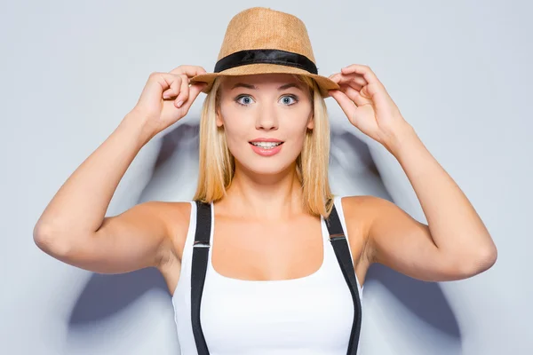 Mujer ajustando su sombrero — Foto de Stock