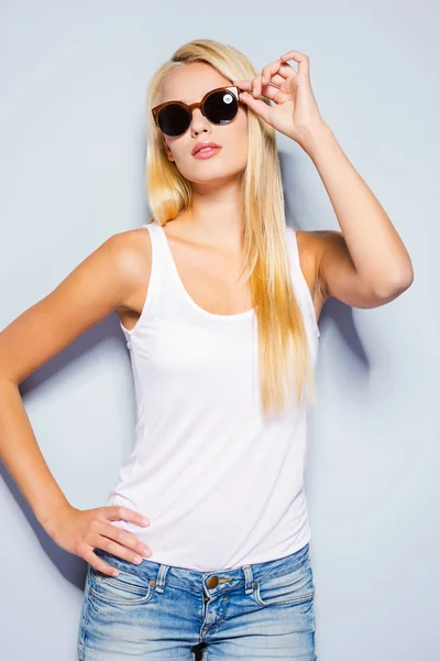 Vrouw haar zonnebril aanpassen — Stockfoto
