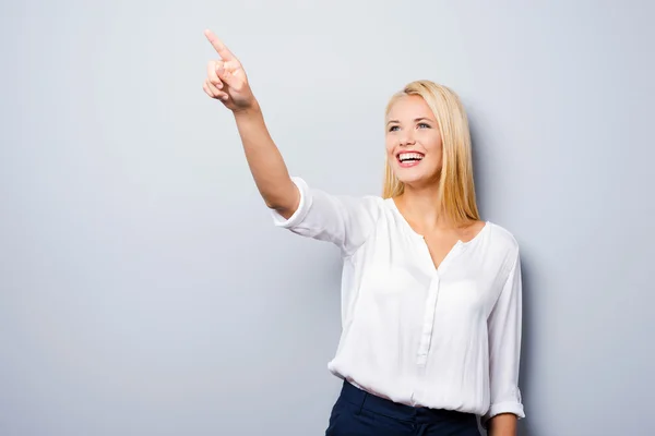 Woman wijzend weg — Stockfoto