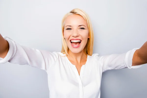 Woman making photo of herself — Stock Photo, Image