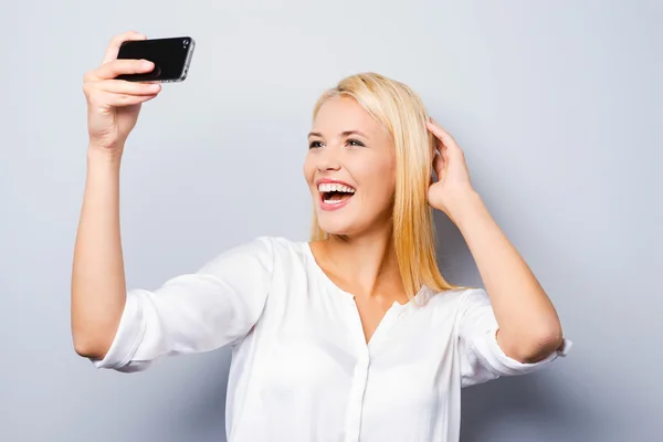 Vrouw maken foto van zichzelf — Stockfoto