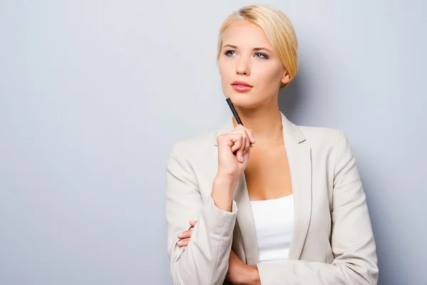 Businesswoman holding pen — Stock Photo, Image