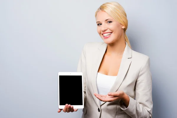 Empresária mostrando seu tablet digital — Fotografia de Stock